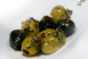 Griechische Oliven mit Kräutern u. Knoblauch mariniert.